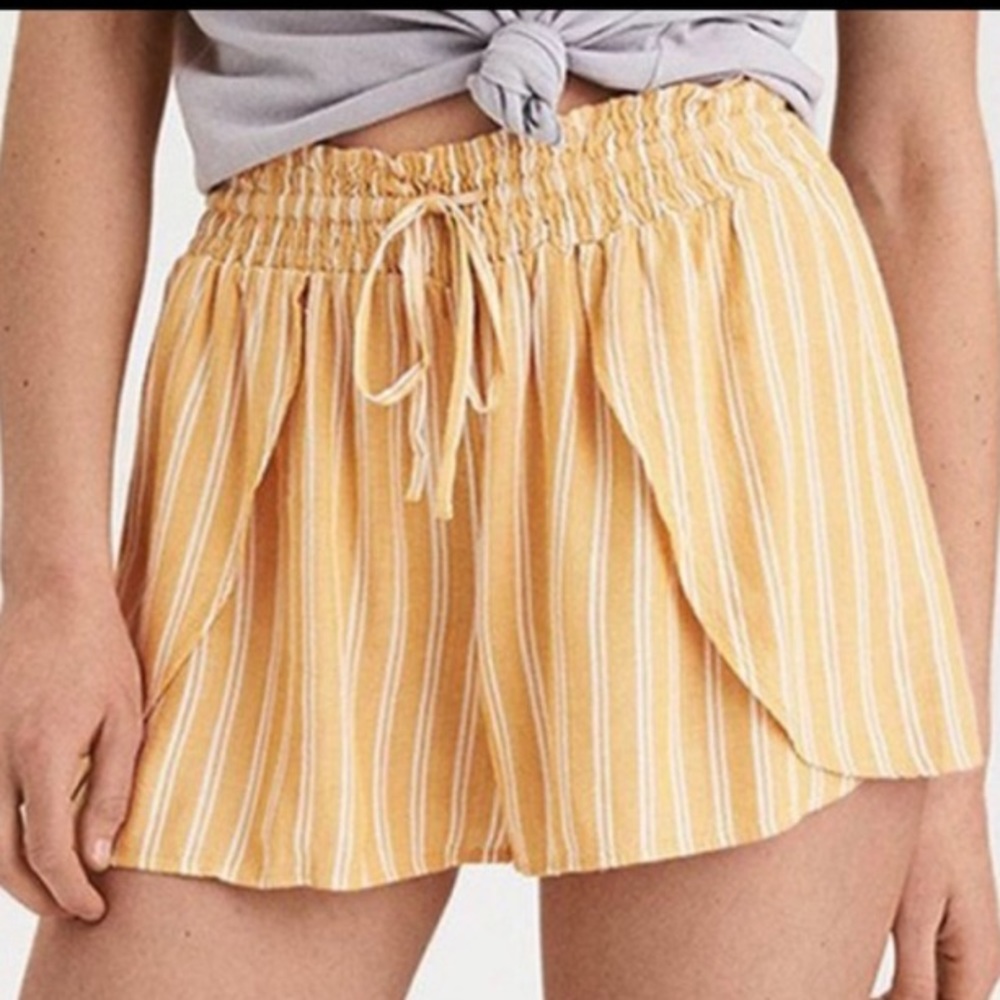 AE High Waisted Dolphin Shorts Gold/White Sz Small